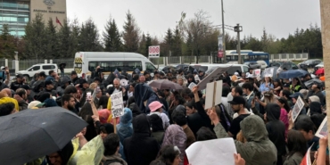 hayvan-haklari-savunucularindan-aym-onunde-protesto-l2cg.jpg
