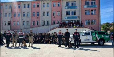 karabuk-te-jandarma-ogrencilere-hayvan-sevgisini-anlatti-1759497071.webp.webp