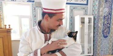 kedileri_legende_yikayan_imam_hayvan_sevgisiyle_ornek_oluyor_1761165384_2431.jpg