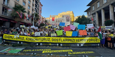 hayvan-haklari-savunuculari-sishane-meydani-nda-bulustu.jpg