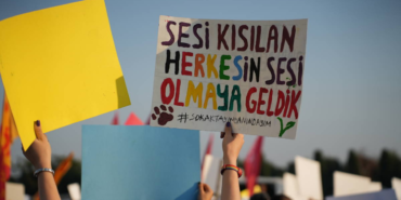 yasatacagiz-platformundan-2-agustos-cagrisi-susmuyoruz-unutmuyoruz.png