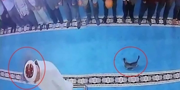 namaz-kilarken-kediyi-tekmeledi-gozaltina-alindi-h1788446652-213a40.jpg